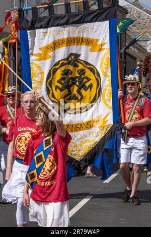 Das Banner des Golowan Festivals, das während der Mazey-Day-Prozession in Penzance in Cornwall in England im Vereinigten Königreich getragen wurde. Stockfoto