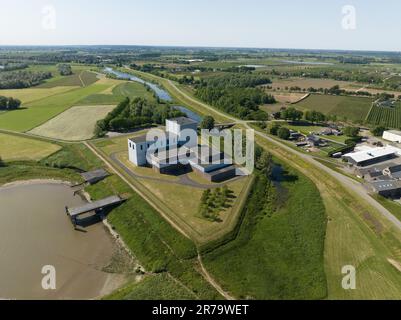 Das Kernkraftwerk Dodewaard ist ein ehemaliges Kernkraftwerk in der niederländischen Stadt Dodewaard. Stockfoto