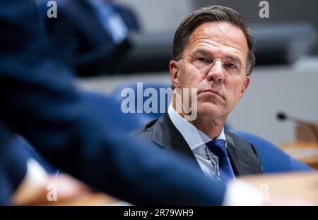 Den Haag, Niederlande. 14. Juni 2023. Premierminister Mark Rutte während einer Debatte im Repräsentantenhaus über das Forschungsprogramm "Unabhängigkeit, Entkolonialisierung, Gewalt und Krieg in Indonesien 1945-1950". Im Februar dieses Jahres entschuldigte sich Rutte für die "extreme Gewalt" während des Unabhängigkeitskampfs der ehemaligen niederländischen Ost-Indischen Kolonie. ANP LEX VAN LIESHOUT/Alamy Live News niederlande out - belgien out Stockfoto