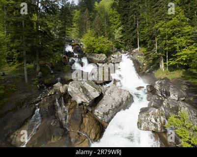 Die Drohne fliegt entlang eines wilden Wasserfalls in den französischen Pyrenäen. Stockfoto