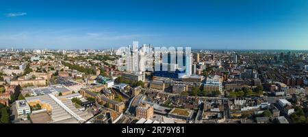 Panoramablick auf das Krankenhausgebäude in London mit dem Hubschrauber auf dem Dach Stockfoto