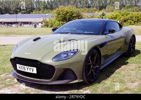 Dreiviertel Vorderansicht eines Green, 2019, Aston Martin DBS Superleggera , ausgestellt auf der 2023 Deal Classic Car Show Stockfoto