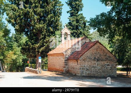 Steinkirche im Krka-Nationalpark, Skradinski Buk, Kroatien. Stockfoto