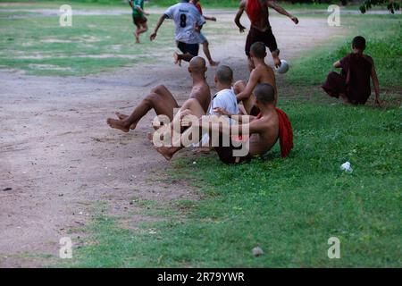 Mönche, die nachmittags Fußball spielen, Mandalay, Myanmar. Stockfoto