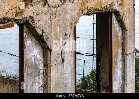 Ruinen des Postwechselfensters des Bundesgefängnisses von Alcatraz Island der Vereinigten Staaten in der Bucht von San Francisco, Kalifornien. Stockfoto