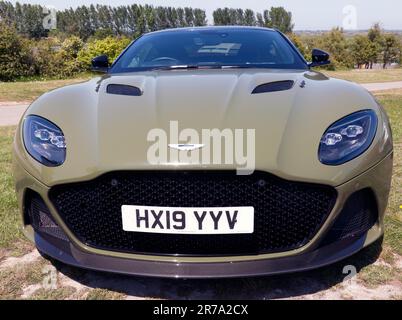 Vorderansicht eines Green, 2019, Aston Martin DBS Superleggera , ausgestellt auf der 2023 Deal Classic Car Show Stockfoto