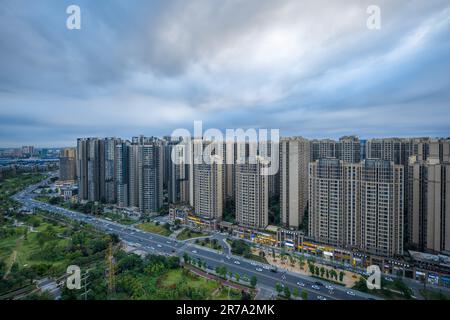 Es ist ein bewölkter Tag im Wohngebäude der Stadt Chengdu. Stockfoto
