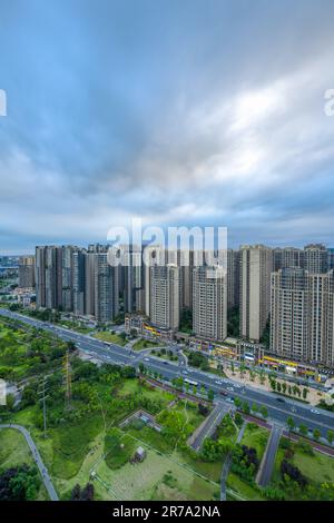Es ist ein bewölkter Tag im Wohngebäude der Stadt Chengdu. Stockfoto