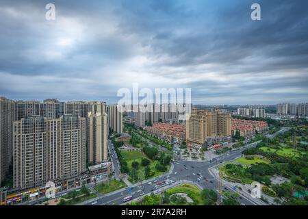 Es ist ein bewölkter Tag im Wohngebäude der Stadt Chengdu. Stockfoto