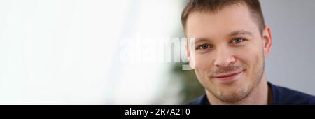 Porträt eines gutaussehenden, lächelnden jungen Mannes mit Stoppeln Stockfoto