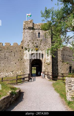 Manorbier Castle ist eine Nrman-Burg mit Blick auf die Stadt Manorbier in Pembrokeshire, Südwales Stockfoto