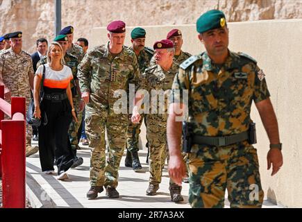 Amman, Jordanien. 14. Juni 2023. Verteidigungsminister Ludivine Dedonder, König Philippe - Filip von Belgien und König Abdullah II. Von Jordanien, abgebildet bei einem Besuch des King Abdullah II Special Operations Training Center (KASOTC) in Amman, Jordanien, am Mittwoch, den 14. Juni 2023. Der König nimmt an mehreren dynamischen Demonstrationen belgischer und jordanischer Spezialeinheiten Teil. BELGA PHOTO POOL FREDERIC ANDRIEU Kredit: Belga News Agency/Alamy Live News Stockfoto