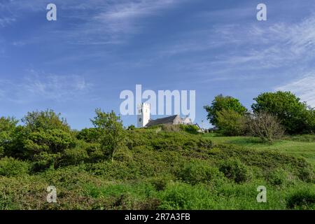 St. James the Great Church, Manobier, Pembrokeshire, Wales an einem sonnigen Sommertag Stockfoto