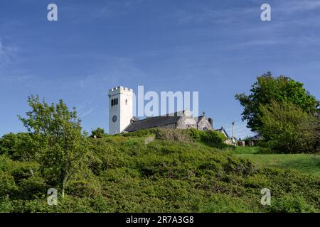 St. James the Great Church, Manobier, Pembrokeshire, Wales an einem sonnigen Sommertag Stockfoto