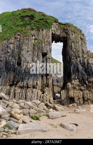 Church Doors Felsformationen an Church Doors Cove in der Nähe des Shrinkle Haven Strandes in Pembrokeshire Stockfoto