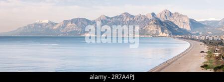 Blick auf den städtischen Strand von Konyaalti in Antalya, Turkiye Stockfoto