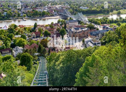 Die Dresdner Schwebebahn bringt die Passagiere zum höchsten Aussichtspunkt über die Elbe. Es handelt sich um eine Hängeschiene, die an der Gantry oben hängt. Stockfoto