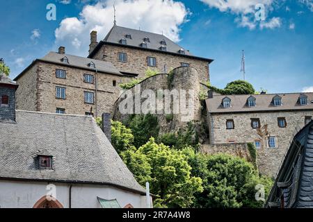 Das historische Schloss blankenheim in den eifelhügeln bei sonnigem Wetter Stockfoto