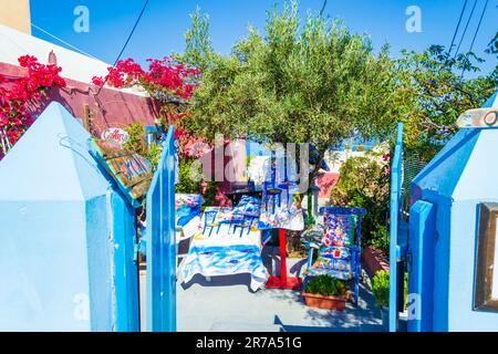 Gemütliche Terrasse mit blauen Türen und bunt bemalten Strandhandtüchern in Fira oder Thera-Hauptstadt von Santorin oder Thira Island, Griechenland Stockfoto