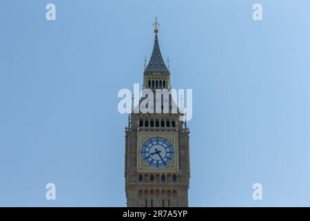 London, Großbritannien. 14. Juni 2023. Eines der Uhrenfiguren auf dem Elizabeth Tower hat um 8:25 Uhr angehalten und die anderen Uhrenfiguren funktionieren und Big Ben ist immer noch am Chimming Credit: Richard Lincoln/Alamy Live News Stockfoto