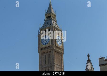 London, Großbritannien. 14. Juni 2023. Eines der Uhrenfiguren auf dem Elizabeth Tower hat um 8:25 Uhr angehalten und die anderen Uhrenfiguren funktionieren und Big Ben ist immer noch am Chimming Credit: Richard Lincoln/Alamy Live News Stockfoto