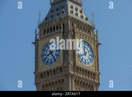 London, Großbritannien. 14. Juni 2023. Eines der Uhrenfiguren auf dem Elizabeth Tower hat um 8:25 Uhr angehalten und die anderen Uhrenfiguren funktionieren und Big Ben ist immer noch am Chimming Credit: Richard Lincoln/Alamy Live News Stockfoto