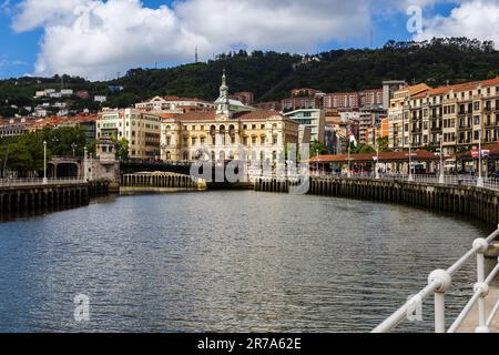 Blick auf den Fluss Nervion, seinen Ufer und Bilbao City Council (Ayuntamiento de Bilbao). Bilbao, Baskenland, Spanien. Stockfoto