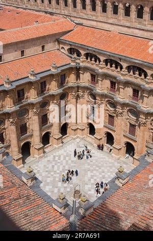 Universität von Salamanca, Blick auf den Innenhof und Galeriekloster der Universidad Pontificia de Salamanca, historische Stadt von Salamanca, Spanien Stockfoto