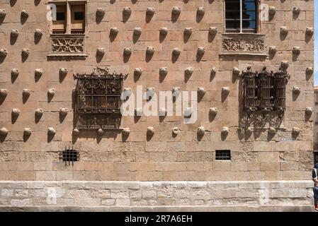 Casa de las Conchas Salamanca, Detail der mit Muscheln verzierten Außenwand des Hauses der Muscheln aus der Renaissance, historische Stadt Salamanca, Spanien Stockfoto