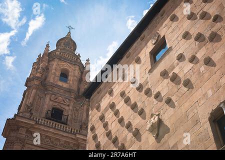 Salamanca, Blick auf den barocken Kirchturm La Clerecia (L) und die Casa de las Conchas (R) aus der Renaissance in der historischen Stadt Salamanca, Spanien Stockfoto