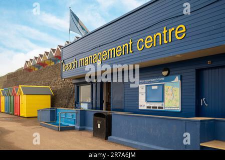 Beach Management Centre und farbenfrohe Strandhütten an der Küste von Whitby. Stockfoto