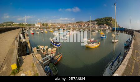 Weitwinkelblick auf den Hafen von Scarborough, aufgenommen von der Hafenmauer mit Blick auf das Meer an einem hellen sonnigen Morgen. UK Stockfoto