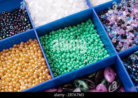 Bunte Perlen in Behältern, Nahaufnahme, Kunsthandwerk, Makrofoto Stockfoto