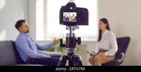 Bannerhintergrund mit Nahaufnahme eines Interviews mit digitaler Videokamera im Fernsehstudio Stockfoto