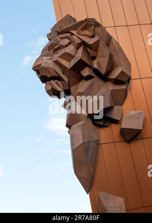 Im Einkaufszentrum Forum Gdansk in Danzig, Polen, befindet sich eine Skulptur des Löwenkopfes für moderne Kunst Stockfoto