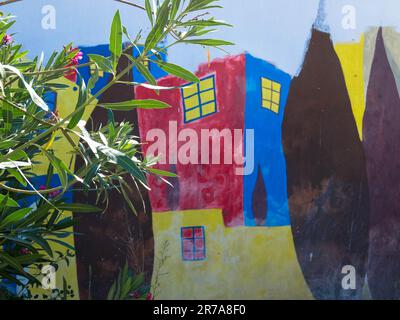Ein malerisches Dorf namens Fanes mit engen Gassen, bekannt als das Dorf der Farben, da die meisten Häuser mit vielen Motiven bemalt sind. Insel Rhodos. Stockfoto