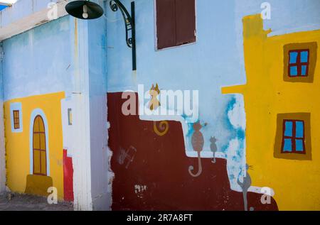 Ein malerisches Dorf namens Fanes mit engen Gassen, bekannt als das Dorf der Farben, da die meisten Häuser mit vielen Motiven bemalt sind. Insel Rhodos. Stockfoto