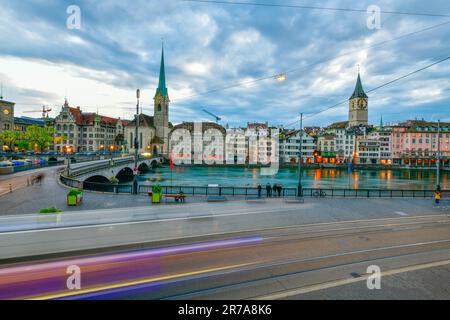 Malerischer Blick auf das historische Stadtzentrum von Zürich und den Fluss limmat, Schweiz Stockfoto