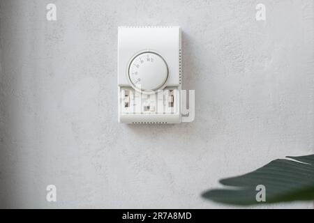 An der Wand montiertes Bedienfeld für die Klimaanlage, Bedienfeld für die Klimaanlage an der weißen Wand Stockfoto