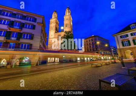 Wunderschöner Blick bei Nacht auf das historische Stadtzentrum von Zürich, Schweiz. Stockfoto