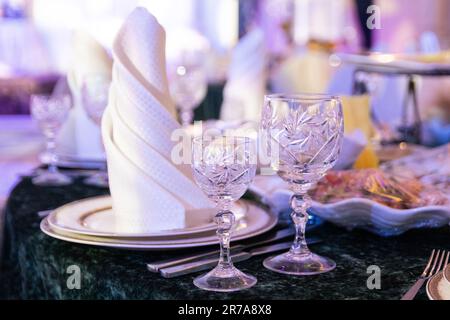 Kristallgläser für ein festliches Bankett-Dinner Stockfoto