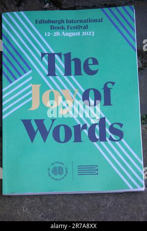 Edinburgh. Schottland, Großbritannien. 14. Juni 2023. Heute gibt das Edinburgh International Book Festival sein 40.-jähriges Jubiläum bekannt, in dem die Freude der Worte mit einem jungen Fan des Book Festival Corin am Edinburgh College of Art gefeiert wird, wo das Festival vom 12. Bis 28. August 2023 stattfindet. Die Tickets sind am 29. Juni um www.edbookfest.co.uk Uhr erhältlich. Bildnachweis: Pako Mera/Alamy Live News Stockfoto