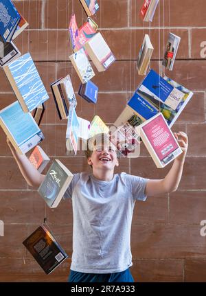 Edinburgh, Schottland, Vereinigtes Königreich, 14. Juni 2023. Start des Edinburgh International Book Festival: Das Programm für das 40. Buch-Festival beginnt am Edinburgh College of Art. Abbildung: Corin, 12 Jahre alt und Buchliebhaber, startet das diesjährige Programm. Kredit: Sally Anderson/Alamy Live News Stockfoto