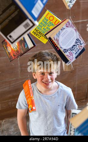 Edinburgh, Schottland, Vereinigtes Königreich, 14. Juni 2023. Start des Edinburgh International Book Festival: Das Programm für das 40. Buch-Festival beginnt am Edinburgh College of Art. Abbildung: Corin, 12 Jahre alt und Buchliebhaber, startet das diesjährige Programm. Kredit: Sally Anderson/Alamy Live News Stockfoto