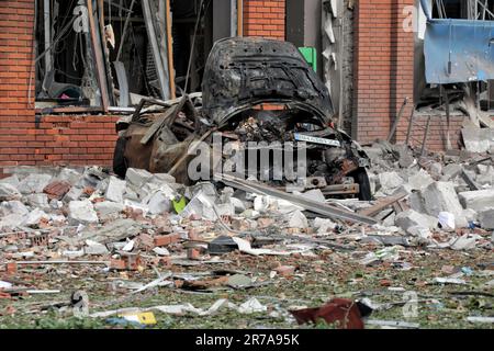 ODESA, UKRAINE - 14. JUNI 2023 - ein ausgebranntes Auto wird nach einem kürzlichen Raketenangriff auf die russischen Truppen, Odesa, Süd-Ukraine, abgebildet. Wie berichtet, hat die russische Besatzungsarmee am Mittwochabend, dem 14. Juni, vier Kalibrs auf der zivilen Infrastruktur in Odesa gestartet. Drei Menschen wurden getötet und sechs verletzt. Ein Bürogebäude, eine akademische Einrichtung, ein Wohnkomplex, Fast-Food-Restaurants und -Geschäfte wurden beschädigt. Ein Lager einer Einzelhandelskette wurde ebenfalls getroffen. Stockfoto