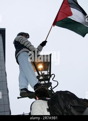 Der palästinensische Demonstrante schwenkt die Flagge vor der israelischen Botschaft in London Stockfoto