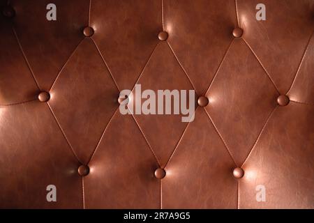 Braune Lederstruktur mit Knöpfen für Muster oder Hintergrund Stockfoto