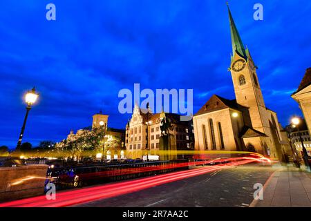 Wunderschöner Blick bei Nacht auf das historische Stadtzentrum von Zürich, Schweiz. Stockfoto