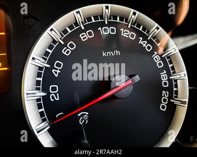 Eine Nahaufnahme eines Tachometers in einem Armaturenbrett, wobei die Nadel auf die Zahl Null zeigt Stockfoto