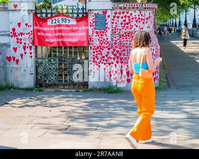 London, Großbritannien. 14. Juni 2023. Die Leute kommen immer noch, um ihre Reputation an der National Covid Memorial Mauer zu bezahlen, während die Covid-Untersuchung beginnt. Kredit: Guy Bell/Alamy Live News Stockfoto